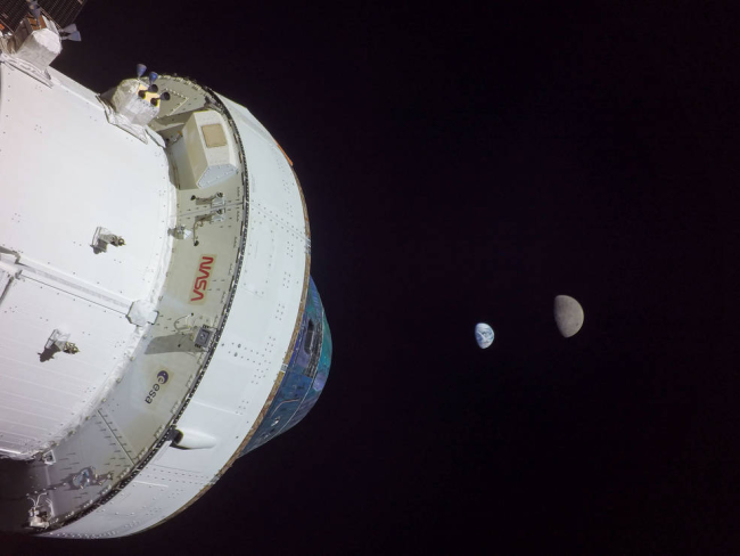 الوصف: وصلت مركبة أوريون الفضائية غير المأهولة التابعة لناسا إلى مسافة تزيد عن 434 ألف كيلومتر من الأرض قبل الشروع في رحلة العودة إلى الأرض.