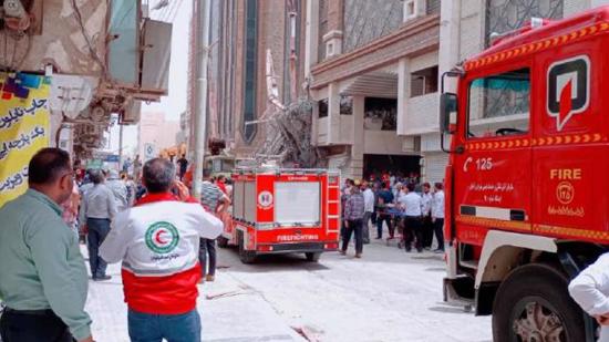 37 قتيلاً جراء انهيار مبني من 10 طوابق في إيران