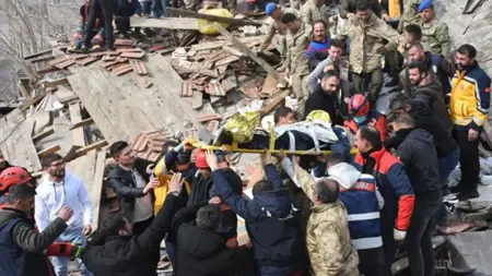 إنقاذ شخص من تحت الأنقاض جراء زلزال ملاطية الذي وقع ظهر اليوم الاثنين