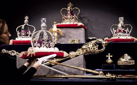 مجوهرات التاج الملكي البريطاني التي خطفت الأنظار.. رمزياتها ودلالاتها