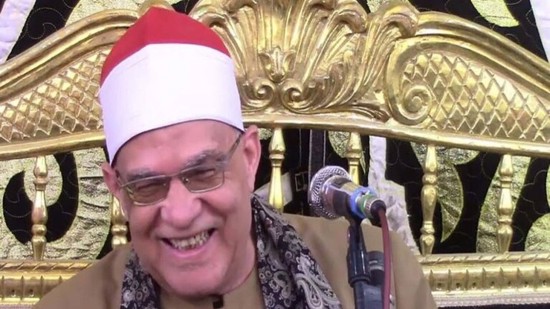 قارئ مصري يثير موجة غضب بسبب تراقصه أثناء تلاوة القرآن الكريم
