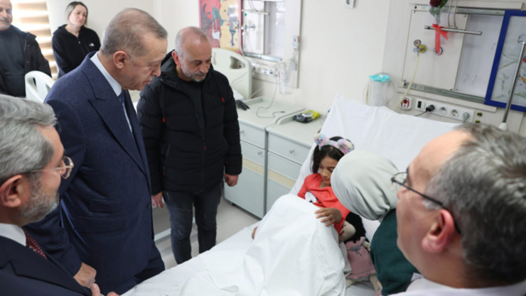 الوصف: زار أردوغان ضحايا الزلزال الذين يتلقون العلاج في أنقرة