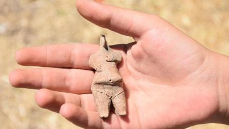 إزمير: اكتشاف تمثال نادر على صورة أنثى عمره 7800 عام