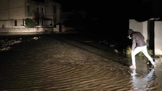 أمواج شاطئ ولاية هاتاي التركية تطفو على الطريق