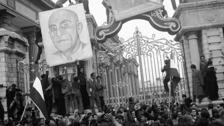 في مثل هذا اليوم.. كيف أطاح انقلابٌ بـ«700 ألف جنيه» بحكومة مصدّق في إيران عام 1953