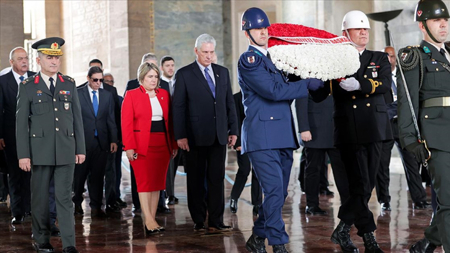 على هامش زيارته الرسمية لتركيا.. رئيس كوبا يزور ضريح أتاتورك