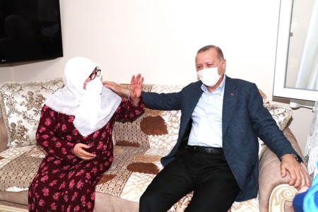 زيارة مفاجئة من الرئيس أردوغان لسيدة مسنة في منزلها.. من هي؟