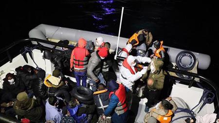 إنقاذ 54 لاجئًا بعد تعطل قواربهم قبالة سواحل تشاناكالي