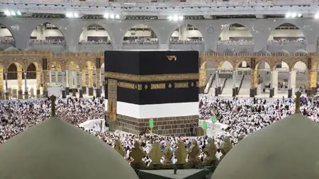 تركيا ترسل مئات الطلاب المتضررين من الزلازل إلى مكة لأداء العمرة