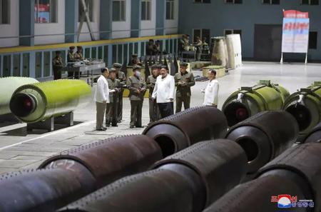 قبل التدريبات الأمريكية الكورية الجنوبية.. زعيم كوريا الشمالية يأمر بزيادة إنتاج الصواريخ