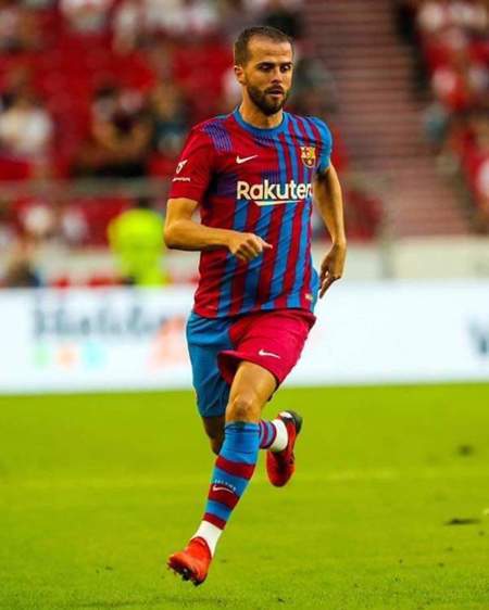 نادي برشلونة يعلن انتقال لاعبه بيانيتش إلى بشكتاش التركي