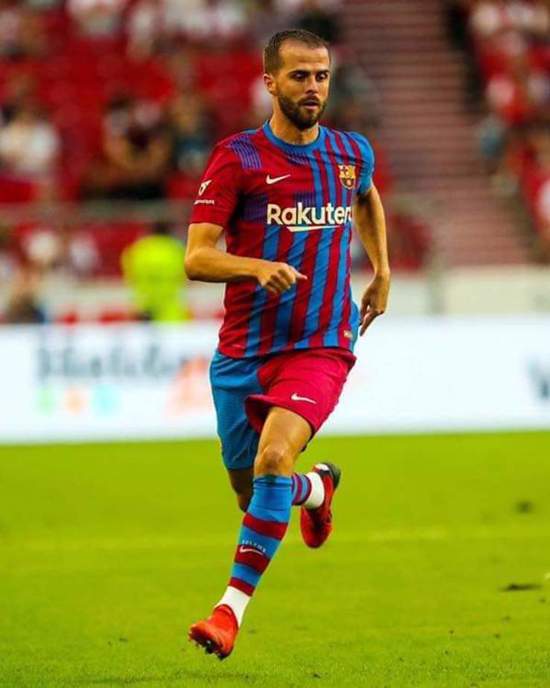 نادي برشلونة يعلن انتقال لاعبه بيانيتش إلى بشكتاش التركي
