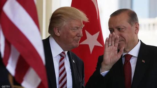 لقاء تاريخي بين أردوغان وترامب: تفاهمات مفصلية حول غزة والعلاقات العسكرية والتجارية لقاء تاريخي بين أردوغان وترامب: تفاهمات مفصلية حول غزة والعلاقات العسكرية والتجارية