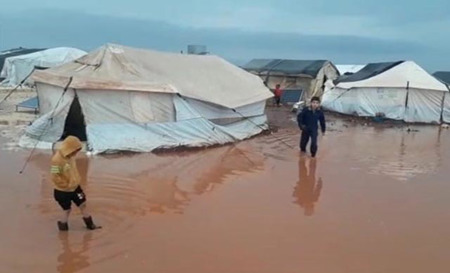 مياه الأمطار تغمر مخيمات اللاجئين في إدلب