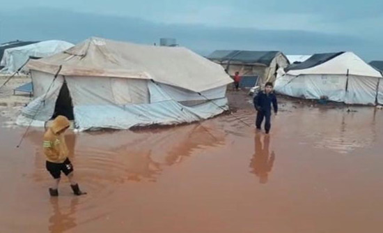 مياه الأمطار تغمر مخيمات اللاجئين في إدلب