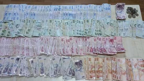 القبض على متسولة في إسكي شهير وفي حقيبتها أكثر من 13 ألف ليرة تركية