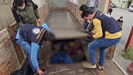 الشرطة التركية تُوقف شاحنة وتجد 20 مهاجِراً داخل مقصورة سرية