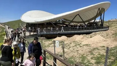 "غوبكلي تبة" في ولاية شانلي أورفة جنوبي تركيا يجذب انتباه السياح