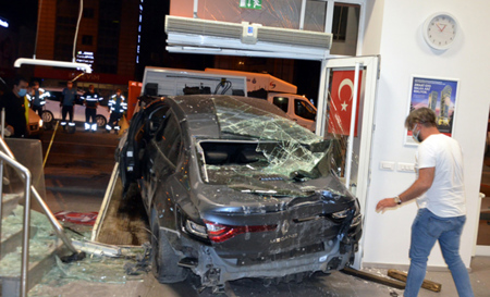 حادث مروع لسيارة تصطدم بواجهة بنك بمدينة اسطنبول