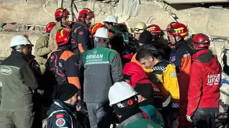 بعد 72 ساعة من الزلزال.. إنقاذ 4 أشخاص من نفس المبنى في هاتاي