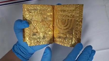 السلطات التركية تضبط كتاب تاريخي مصنوع من الذهب الخالص