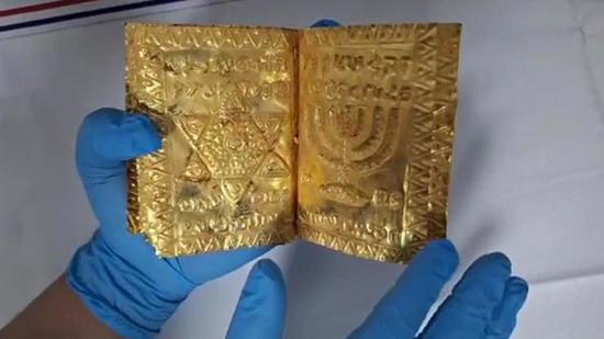 السلطات التركية تضبط كتاب تاريخي مصنوع من الذهب الخالص