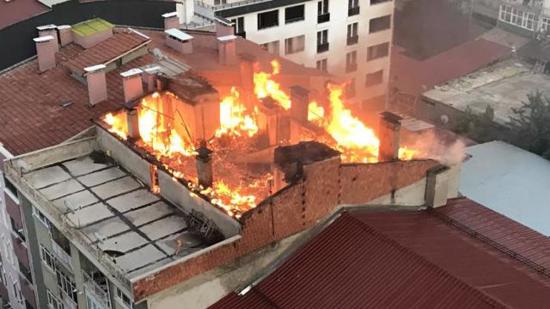 اندلاع حريق هائل على سطح مبنى في توكات