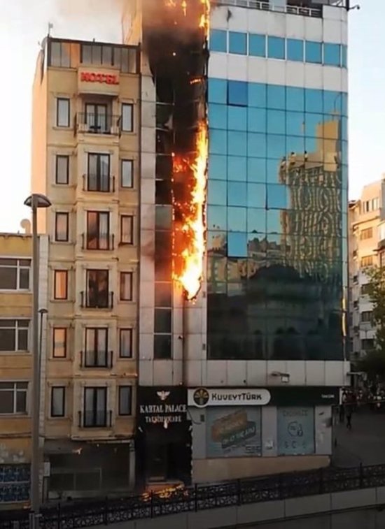 إسطنبول.. حريق مخيف في مركز للأعمال في ميدان تقسيم 