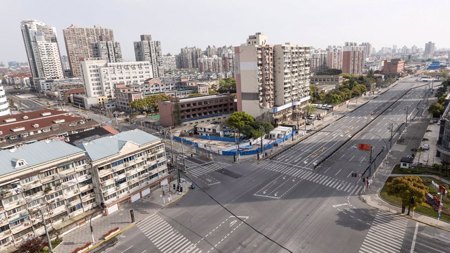 الصين تغلق نصف مدينة شنغهاي لمواجهة أسوأ موجات كورونا