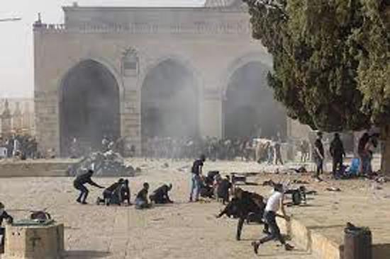 قوات الاحتلال تقتحم المسجد الأقصى بقوة مفرطة .. وتهاجم المعتكفين