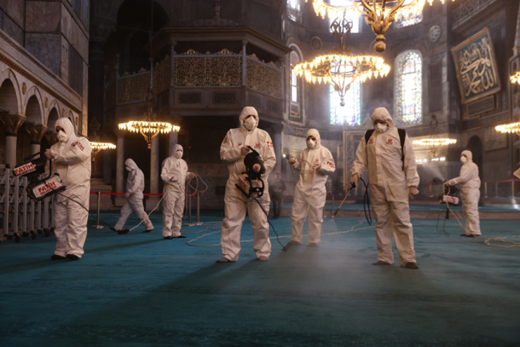 الوصف: تنظيف مسجد آيا صوفيا في رمضان