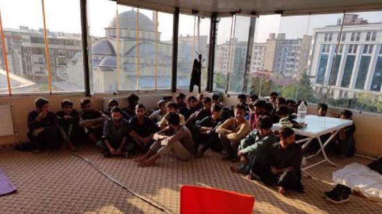 القبض على 26 مهاجر غير نظامي داخل فندق في فان