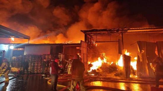 حريق ضخم في مصنع بمدينة إسطنبول