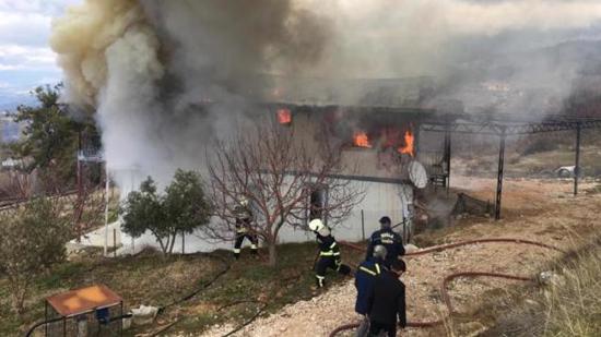 حريق هائل يلتهم منزلين في موغلا جنوب غرب تركيا