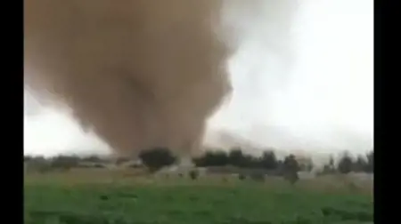 في ظاهرة نادرة ..إعصار قمعي ضخم يضرب صحراء مدينة الطائف