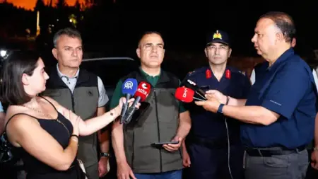 حريق غابات في ميلاس بولاية موغلا التركية يدفع لإخلاء 1120 شخصاً وسط تعبئة بـ517 عنصراً و12 مروحية
