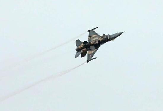 F-16 تركية تخطف الأنظار في سماء فرنسا.. عرض جديد لـSOLOTÜRK