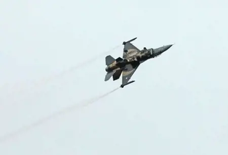 F-16 تركية تخطف الأنظار في سماء فرنسا.. عرض جديد لـSOLOTÜRK