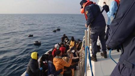 إنقاذ 59 مهاجرا غير نظامي قبالة سواحل إزمير