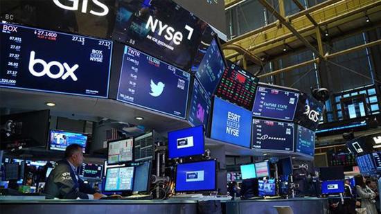 الأسواق العالمية تتراجع تحت ضغط تصريحات الفيدرالي والتصعيد في الشرق الأوسط