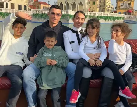 بعيداً عن الملاعب ..رونالدو وعائلته داخل متنزه وينتر وندرلاند بالرياض