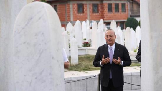 وزير الخارجية التركي يزور مقبرة علي عزت بيغوفيتش