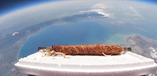 فريق تركي يرسل سيخ من "كباب أضنة" إلى الفضاء!