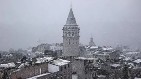 بدء تساقط الثلوج في وسط مدينة اسطنبول