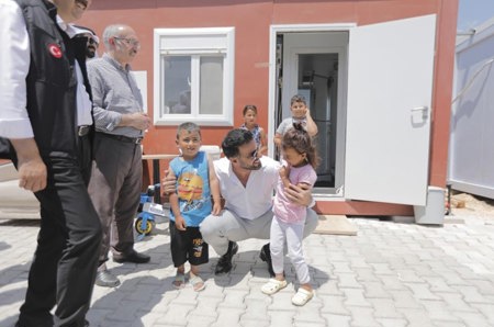قطر تفي بوعدها وتسلم آخر دفعة منازل متنقلة لمتضري الزلازل
