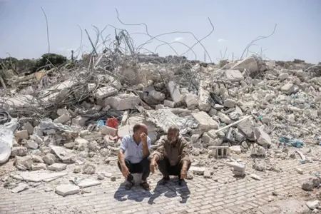 الاحتلال يهدم 3 منازل ويعتقل 21 فلسطينياً ويغلق إذاعة للقرآن في الضفة
