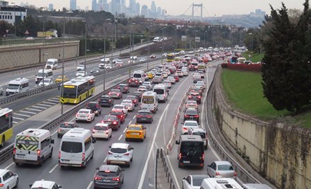 طرق إسطنبول تشهد كثافة مرورية عالية