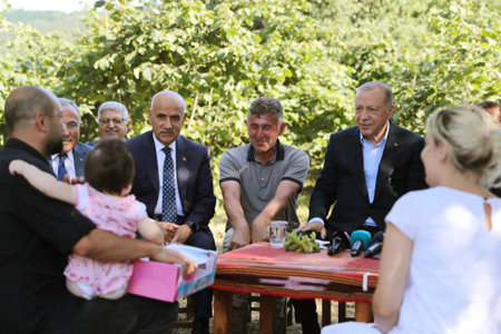 أردوغان يلتقي بالمواطنين في بساتين البندق