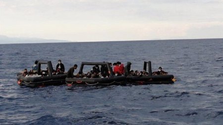 خفر السواحل التركي ينقذ 60 مهاجرًا غير نظامي أجبرتهم اليونان على العودة