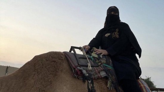 والدة نيمار تخطف الأضواء بإطلالة سياحية ملفتة في السعودية